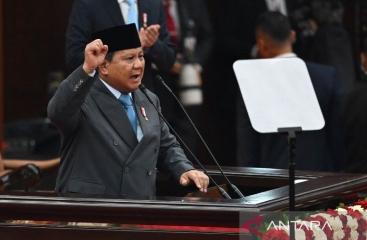 Presiden Prabowo Subianto menyampaikan pidato dalam Sidang Tahunan MPR RI dan Sidang Bersama DPR-DPD RI Tahun 2025 di Gedung Nusantara, Kompleks Parlemen, Jakarta, Jumat (15/8/2025). (ANTARAFOTO/Rivan Awal Lingga/app)
