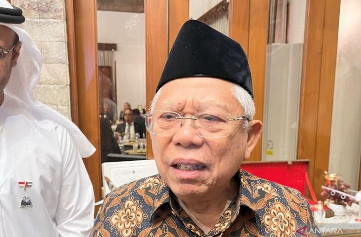 Wakil Presiden ke-13 RI Ma'ruf Amin ditemui di sela penutupan 2025 Human Fraternity Fellowship di Kediaman Duta Besar Uni Emirat Arab (UAE) di Jakarta, Jumat malam (15/8/2025). ANTARA/Nabil Ihsan
