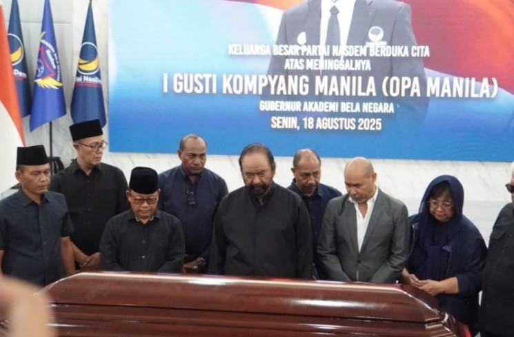 Ketua Umum DPP Partai NasDem Surya Paloh saat memimpin prosesi penghormatan terakhir dan persemayaman di Aula Akademi Bela Negara Partai NasDem, Pancoran, Jakarta Selatan (18/8/2025). (ANTARA/HO-NasDem)
