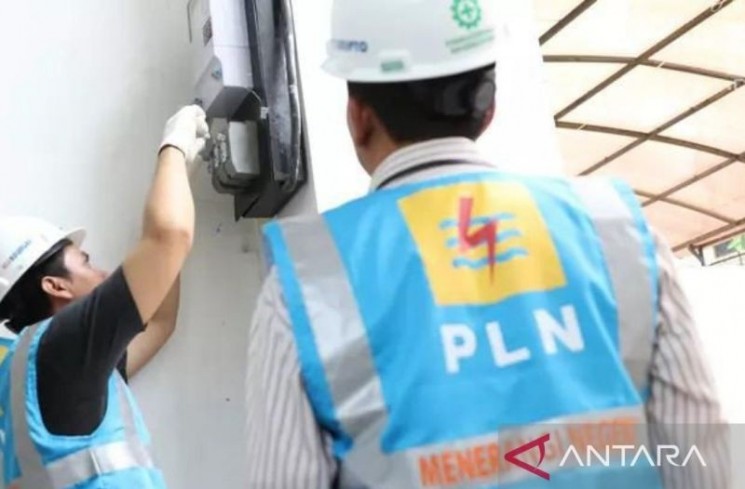 Dokumen perbaikan KWH Meter oleh petugas PLN (ANTARA/ HO-PLN Madura)
