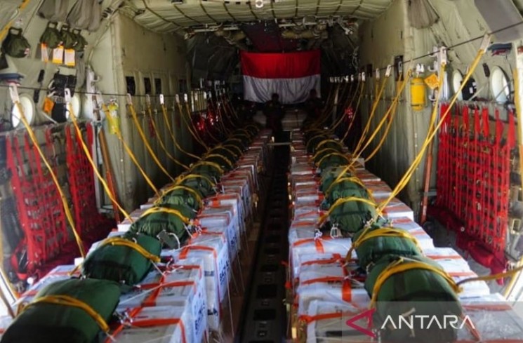Bantuan logistik untuk warga Gaza yang diterjunkan TNI saat perayaan HUT ke-80 RI, Minggu (17/8/2025) (ANTARA/Ho-Humas Kemhan)
