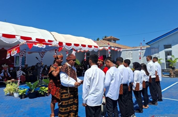 Gubernur NTT Melki Laka Lena menyerahkan secara simbolis Surat Keputusan remisi kepada perwakilan warga binaan di Lapas Kelas IIA Kupang, di Kupang, Minggu (17/8/2025). ANTARA/Yoseph Boli Bataona.

