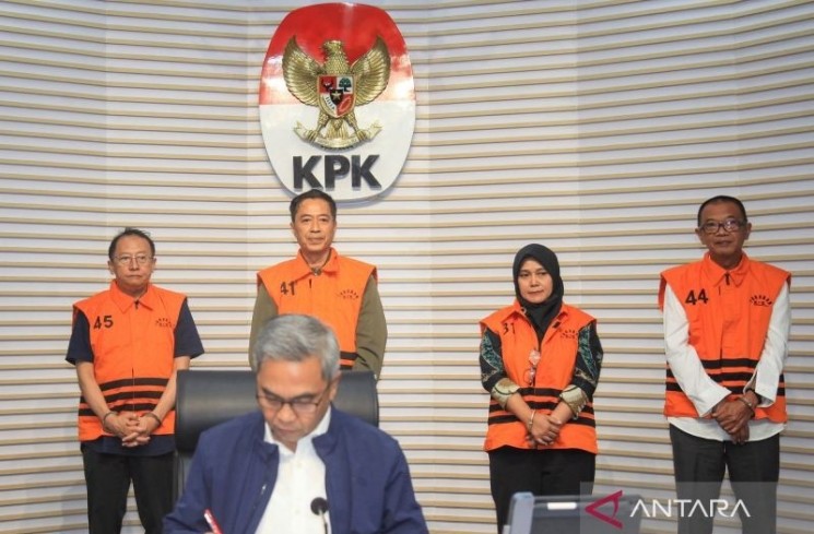Ketua KPK Setyo Budiyanto (depan) bersiap menyampaikan konferensi pers terkait penahanan empat tersangka dugaan pemerasan dalam pengurusan Rencana Penggunaan Tenaga Kerja Asing (RPTKA) di lingkungan Kementerian Ketenagakerjaan yaitu mantan Direktur Pengendalian Penggunaan TKA Kemenaker Wisnu Pramono (kiri), mantan Dirjen Binapenta dan PKK Kemenaker Haryanto (kedua kiri, belakang), mantan Direktur PPTKA Kemenaker Devi Anggraeni (kedua kanan), dan mantan Direktur Jenderal Pembinaan Penempatan Tenaga Kerja dan Perluasan Kesempatan Kerja Kemenaker Suhartono (kanan) di Gedung Merah Putih KPK, Jakarta, Kamis (17/7/2025). KPK telah menetapkan delapan orang tersangka pada 5 Juni 2025 dalam kasus yang mengakibatkan kerugian negara sekitar Rp53,7 miliar tersebut dan pada Kamis (17/7) resmi menahan empat di antaranya. ANTARA FOTOReno Esnir/app/nym. (ANTARA FOTO/RENO ESNIR)
