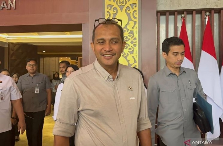 Wakil Menteri Hukum Edward Omar Sharif Hiariej di Kantor Kementerian Hukum, Jakarta, Selasa (19/8/2025), (ANTARA/Rio Feisal)
