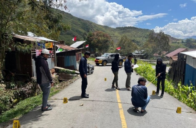 Satgas Operasi Damai Cartenz 2025 bersama Satuan Reskrim Polres Puncak Jaya melaksanakan rekonstruksi ulang olah tempat kejadian perkara (TKP) kasus penembakan almarhum Brigpol Ronal M. Enok di Kampung Lima-Lima, Distrik Pagaleme, Kabupaten Puncak Jaya, Papua Tengah, Senin (18/8/2025). ANTARA/HO-Humas Satgas Damai Cartenz

