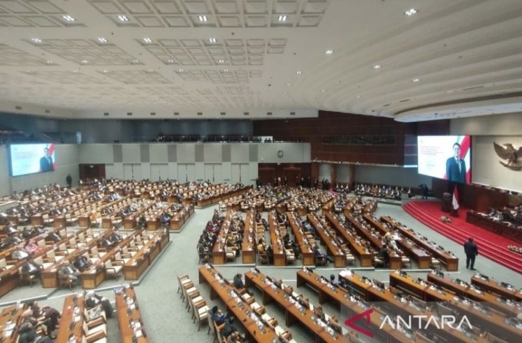 Sejumlah Anggota DPR RI menghadiri rapat paripurna di kompleks parlemen, Jakarta, Selasa (19/8/2025). (ANTARA/Bagus Ahmad Rizaldi)
