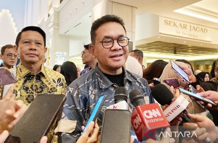 Arsip foto - Menteri Perdagangan Budi Santoso dalam wawancara cegat usai kegiatan peluncuran Jakarta Muslim Fashion Week 2026 di Jakarta, Selasa (12/8/2025). ANTARA/Imamatul Silfia/aa.
