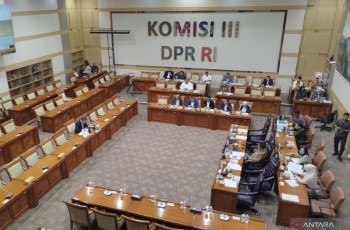 Inosentius Samsul Janji Jaga MK dari Putusan Kontroversial