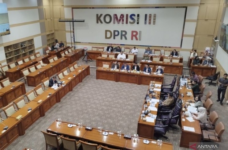 Calon Hakim MK Inosentius Samsul menjalani uji kelayakan dan kepatutan oleh Komisi III DPR RI di kompleks parlemen, Jakarta, Rabu (20/8/2025). ANTARA/Bagus Ahmad Rizaldi.
