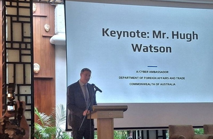 Duta Besar Siber dari Departemen Luar Negeri dan Perdagangan Persemakmuran Australia Hugh Watson berbicara pada peluncuran Buku Pegangan Diplomasi Siber dan Kursus Virtual, di Jakarta, pada Selasa (19/8/2025). /ANTARA/Katriana
