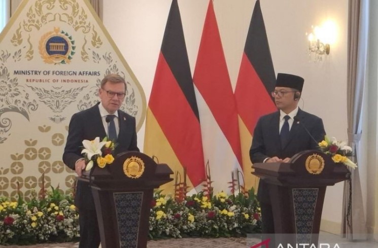 Menteri Luar Negeri RI Sugiono (kanan) dan Menteri Luar Negeri Jerman Johann Wadephul memberikan Pernyataan Bersama Indonesia-Jerman di Jakarta, Rabu (20/8/2025). (ANTARA/Cindy Frishanti)
