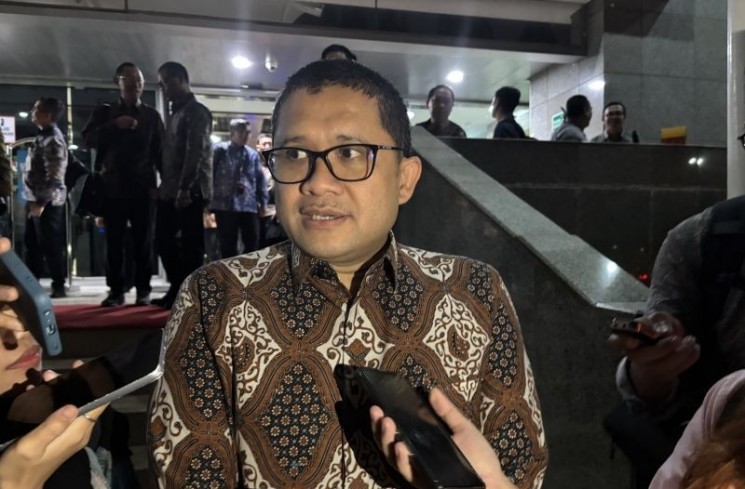 Direktur Jenderal Strategi Ekonomi dan Fiskal Kemenkeu Febrio Kacaribu saat ditemui usai Rapat Kerja Komisi XI DPR RI bersama Pemerintah di Kompleks Parlemen, Jakarta, Jumat (22/8/2025). (ANTARA/Imamatul Silfia)
