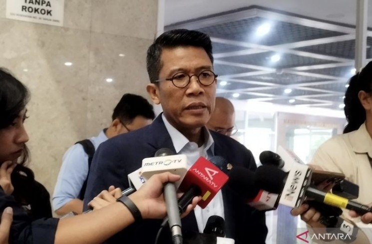 Ketua Komisi XI DPR RI Mukhamad Misbakhun saat memberi keterangan pers di kompleks parlemen, Jakarta, Jumat (22/8/2025). ANTARA/Bagus Ahmad Rizaldi.
