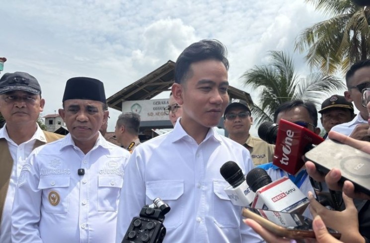 Wakil Presiden Gibran Rakabuming Raka memberikan keterangan usai meninjau lokasi terdampak gempa di SDN 1 Tangkura, Poso Pesisir Selatan, Poso, Sulawesi Tengah, Jumat (22/8/2025). (ANTARA/Mentari Dwi Gayati)
