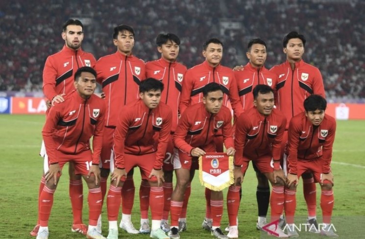 Pesepak bola Timnas U-23 Indonesia berfoto sebelum melawan Timnas U-23 Thailand pada semifinal Piala AFF U-23 2025 di Stadion Utama Gelora Bung Karno (SUGBK), Senayan, Jakarta, Jumat (25/7/2025). ANTARA FOTO/Muhammad Adimaja/MRH/tom. (ANTARA FOTO/MUHAMMAD ADIMAJA)
