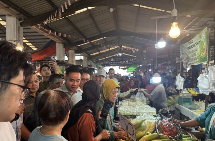 Wakil Presiden Gibran Rakabuming Raka melakukan kunjungan mendadak atau blusukan ke Pasar Flamboyan di Kota Pontianak, Kalimantan Barat, pada Sabtu (23/8/2025) pagi. ANTARA/Mentari Dwi Gayati.

