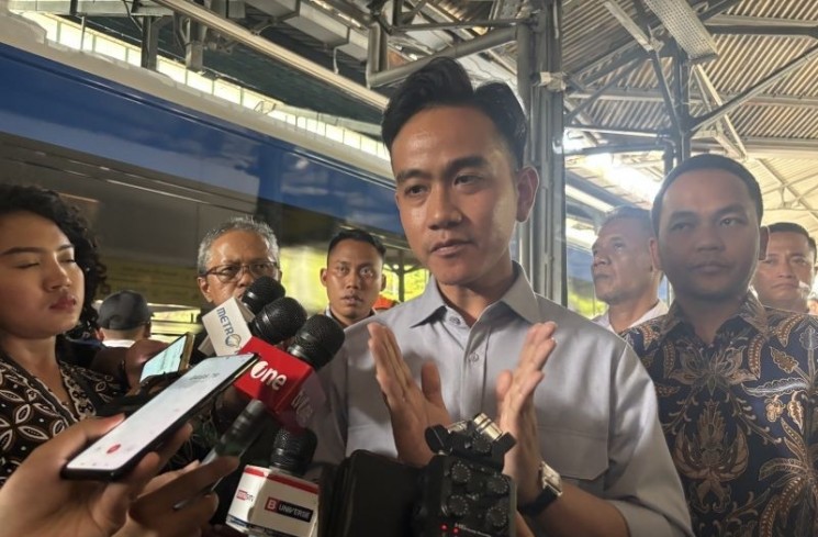 Wakil Presiden Gibran Rakabuming Raka memberikan keterangan di Stasiun Solo Balapan, Solo, Jawa Tengah, Minggu (24/8/2025). ANTARA/Mentari Dwi Gayati
