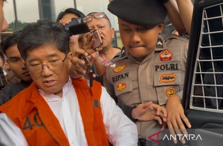 Tersangka kasus dugaan suap pemberian izin usaha pertambangan di Kalimantan Timur, Rudy Ong Chandra (kiri) sebelum memasuki mobil tahanan, di Gedung Merah Putih KPK, Jakarta, Senin (25/8/2025). ANTARA/Rio Feisal.
