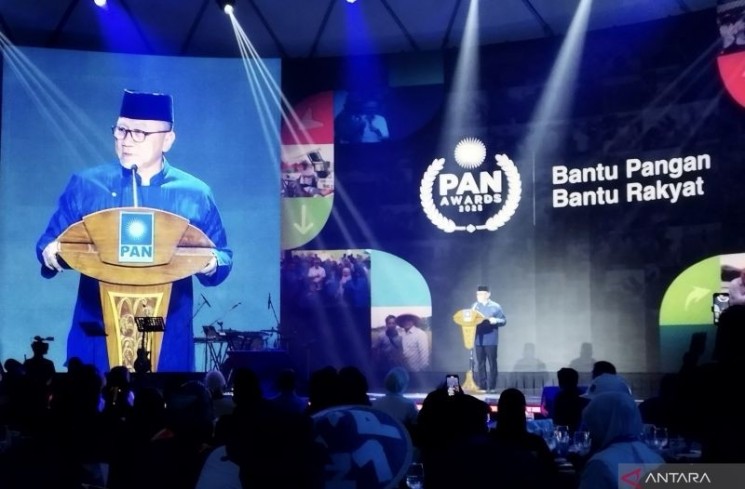 Ketua Umum PAN Zulkifli Hasan saat berpidato dalam acara PAN Awards di Jakarta, Minggu (24/8/2025). (ANTARA/Bagus Ahmad Rizaldi)
