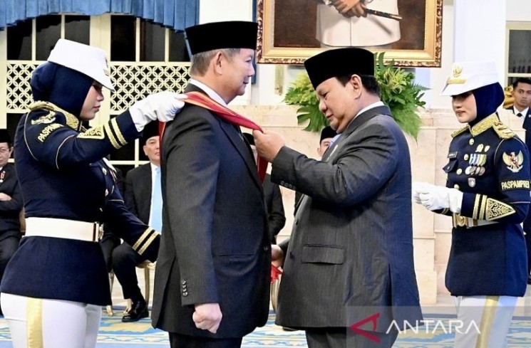Presiden Prabowo Subianto menganugerahkan Tanda Kehormatan Bintang Mahaputera Utama kepada Hashim Djojohadikusumo di Istana Negara, Jakarta, Senin (25/8/2025). ANTARA/HO-Biro Pers Sekretariat Presiden
