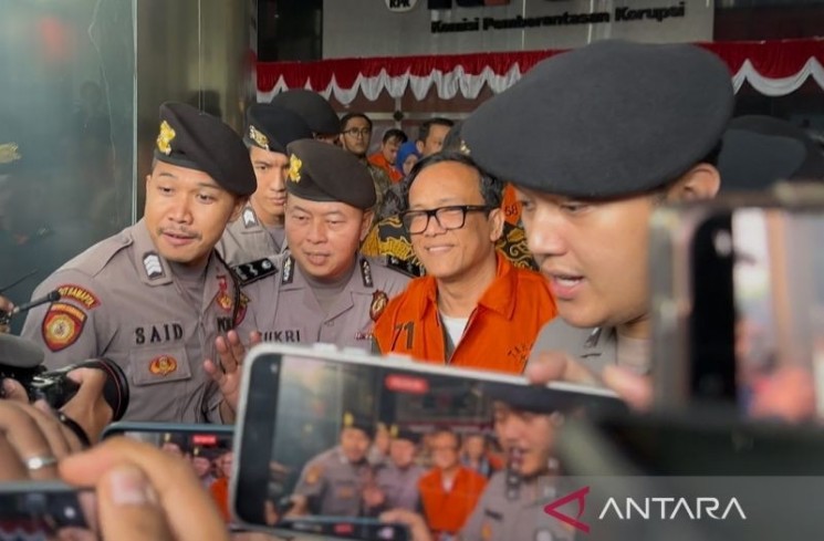 Wakil Menteri Ketenagakerjaan Immanuel Ebenezer Gerungan (kedua kanan) tersenyum saat berjalan keluar meninggalkan gedung KPK setelah ditetapkan sebagai salah satu tersangka kasus dugaan pemerasan terkait pengurusan sertifikat keselamatan dan kesehatan kerja (K3) di lingkungan Kementerian Ketenagakerjaan, di Gedung Merah Putih KPK, Jakarta, Jumat (22/8/2025). ANTARA/Rio Feisal.
