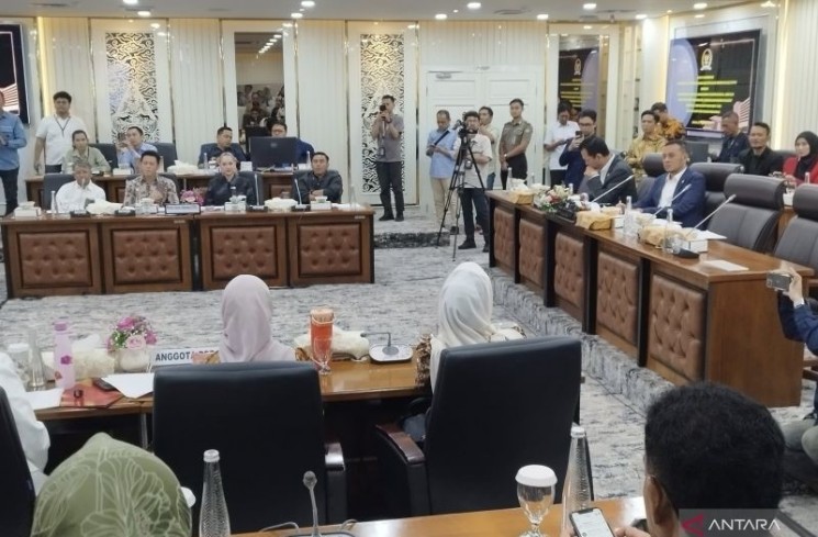 Ketua Komisi XIII DPR RI Willy Aditya memimpin rapat konsultasi soal RUU Hak Cipta di kompleks parlemen, Jakarta, Rabu (27/8/2025). ANTARA/Bagus Ahmad Rizaldi.
