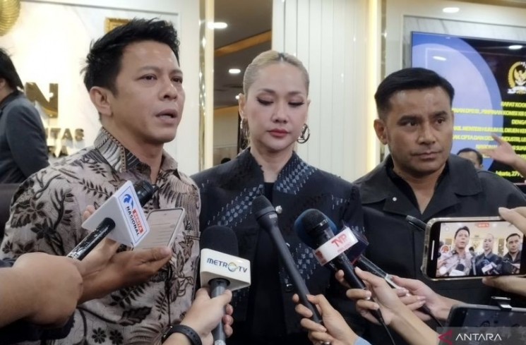 Musisi perwakilan Vibrasi Suara Indonesia (VISI), Ariel Noah, Bunga Citra Lestari, dan Judika, saat memberi keterangan pers soal RUU Hak Cipta di kompleks parlemen, Jakarta, Rabu (27/8/2025). (ANTARA/Bagus Ahmad Rizaldi)
