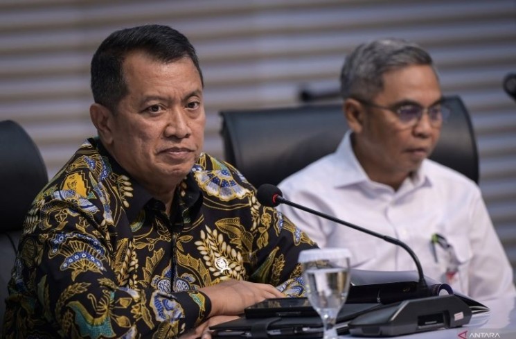 Wakil Menteri Pendayagunaan Aparatur Negara dan Reformasi Birokrasi Purwadi Arianto (kiri) dan Ketua KPK Setyo Budiyanto (kanan) menyampaikan keterangan pers usai penandatanganan Surat Keputusan Bersama (SKB) Strategi Nasional Pencegahan Korupsi di Gedung Merah Putih KPK, Jakarta, Rabu (12/2/2025). ANTARA FOTO/Fauzan/foc.
