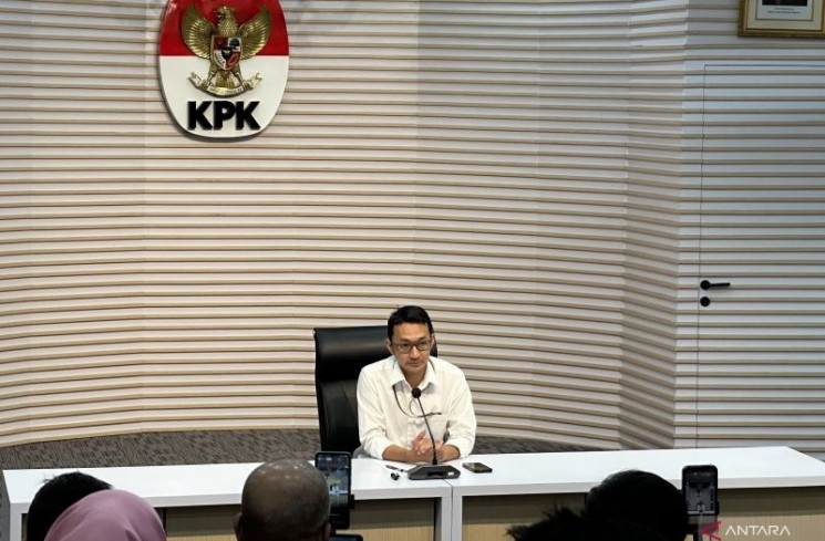 Juru Bicara Komisi Pemberantasan Korupsi Budi Prasetyo saat memberikan keterangan di Gedung Merah Putih KPK, Jakarta, Rabu (27/8/2025). ANTARA/Rio Feisal
