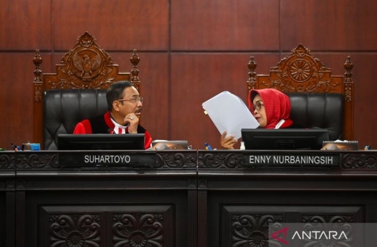 Ketua Mahkamah Konstitusi (MK) Suhartoyo (kiri) bersama Wakil Ketua MK Enny Nurbaningsih (kanan) memimpin sidang uji materiil UU nomor 28 tahun 2014 tentang Hak Cipta di Mahkamah Konstitusi, Jakarta, Kamis (31/7/2025). Sidang tersebut beragendakan mendengar keterangan saksi dan ahli dari pemohon. ANTARA FOTO/Rivan Awal Lingga/sgd
