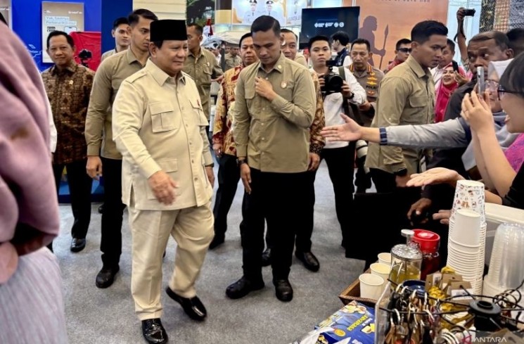 Presiden Prabowo Subianto (kiri) meninjau pameran Apkasi Otonomi Expo 2025: Trade, Tourism, Investment, and Procurement di ICE BSD, Tangerang, Banten, Kamis (28/8/2025). ANTARA/Genta Tenri Mawangi.
