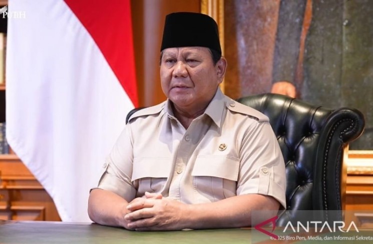 Presiden RI Prabowo Subianto memberikan pernyataan pers terkait insiden pengemudi ojek online yang dilindas rantis Brimob dalam akun YouTube Sekretariat Presiden yang disaksikan di Jakarta, Jumat (29/8/2025). (ANTARA/Mentari Dwi Gayati)
