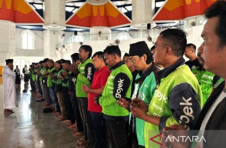 Seratusan pengemudi ojek online (ojol) berdoa seusai shalat gaib atas meninggalnya Affan Kurniawan yang menjadi korban terlindas mobil taktis milik Satuan Brimob Polda Metro Jaya, Jakarta di Masjid 99 Kubah kawasan reklamasi Central Poin of Indonesia di Makassar, Sulawesi Selatan, Jumat (29/8/2025).   (ANTARA/M Darwin)
