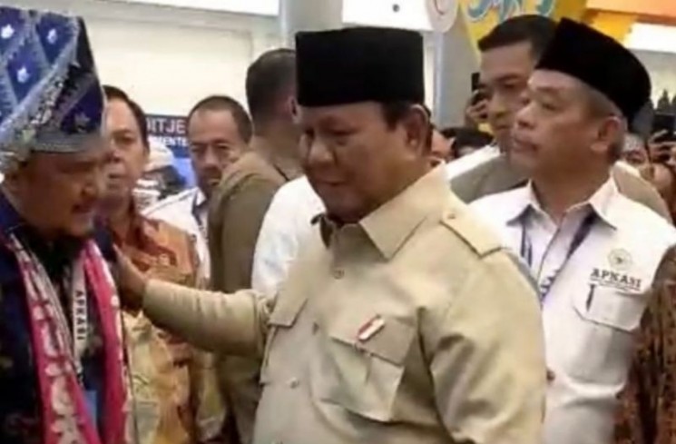 Presiden Republik Indonesia Prabowo Subianto saat mengunjungi stan pameran Pemerintah Kabupaten Donggala pada ajang APKASI Expo Otonomi Expo tahun 2025. (ANTARA/HO-Pemkab Donggala)
