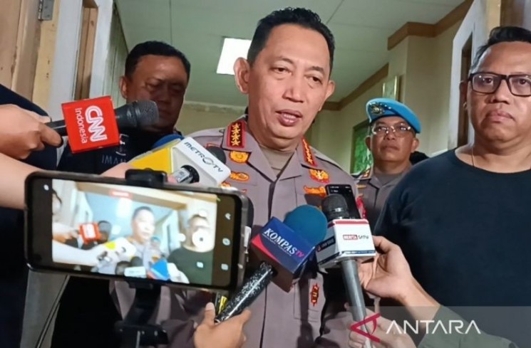 Kapolri Jenderal Pol Listyo Sigit Prabowo saat memberi keterangan kepada media di Jakarta, Jumat (29/8/2025). ANTARA/Khaerul Izan.
