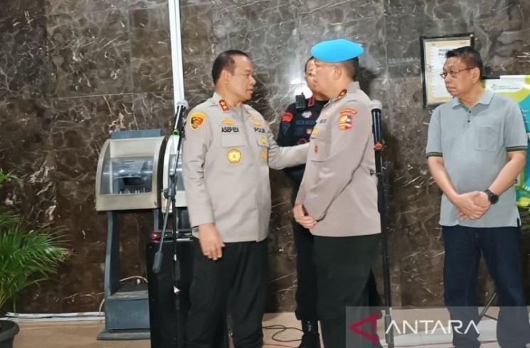 Kadiv Propam Polri Irjen Pol Abdul Karim (kedua kanan) bersama Kapolda Metro Jaya Irjen Asep Edi Suheri saat memberi keterangan kepada media di Jakarta, Jumat (29/8/2025). ANTARA/Khaerul Izan.
