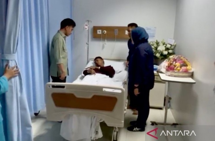 Wakil Presiden (Wapres) Gibran Rakabuming Raka (kiri) di RS Pelni, Jakarta, Jumat (29/8/2025), menjenguk salah satu pengendara ojol korban bentrok massa dan aparat, Umar Amirudin. ANTARA/HO-Dokumentasi Pribadi.
