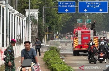 Damkar Semprot Sisa Gas Air Mata di Kawasan DPR Usai Ricuh Demo