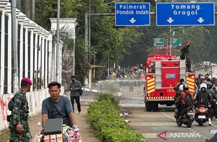 Satu unit mobil pemadam kebakaran dikerahkan untuk menghilangkan sisa gas air mata di depan kompleks parlemen, Senayan, Jakarta, Sabtu (30/8/2025). (ANTARA/Rio Feisal)