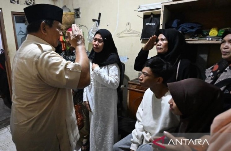 Presiden RI Prabowo Subianto menyambangi rumah duka keluarga pengemudi ojek online Affan Kurniawan di Jalan Tayu, Menteng, Jakarta Pusat, Jumat (29/8/2025) malam. ANTARA/HO-Biro Pers Sekretariat Presiden
