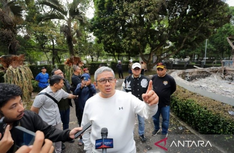 Wali Kota Bandung Muhammad Farhan saat memberikan keterangan di Kota Bandung, Jawa Barat, Sabtu (29/8/2025). (ANTARA/Rubby Jovan)
