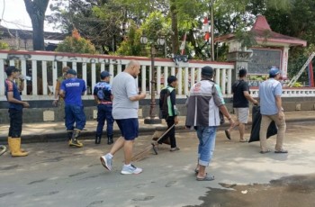 Ojol Purwokerto Turun Tangan Bersihkan Alun-Alun Pascademo Ricuh