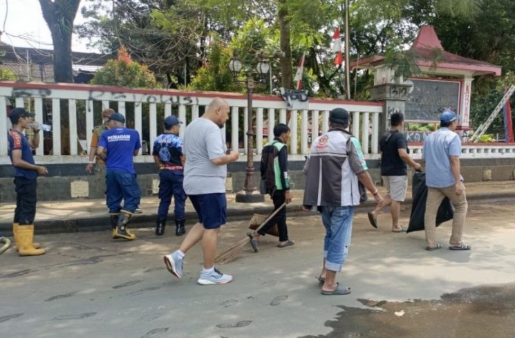 Sejumlah pengemudi ojek daring (ojol) berinisiatif melakukan aksi bersih-bersih di seputar Alun-Alun Purwokerto, Kabupaten Banyumas, Jawa Tengah, Minggu (31/8/2025), pascademo yang digelar mahasiswa bersama elemen masyarakat lainnya pada Sabtu (30/8/2025) siang hingga malam hari. ANTARA/HO-Kocak
