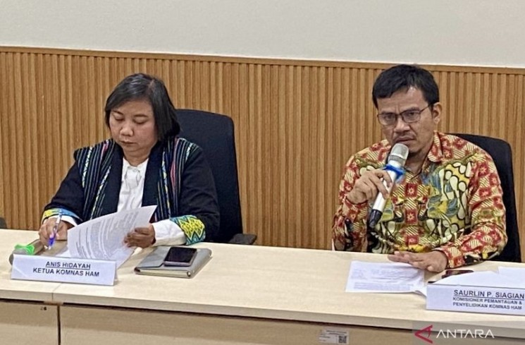 Ketua Komnas HAM Anis Hidayah (kanan) serta Komisioner Pemantauan dan Penyelidikan Komnas HAM Saurlin P. Siagian (kiri) saat jumpa pers terkait pertambangan nikel di Raja Ampat di Kantor Komnas HAM RI, Jakarta, Jumat (13/6/2025). (ANTARA/Fath Putra Mulya)
