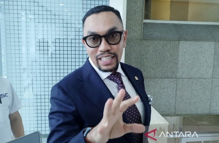 Wakil Ketua Komisi III DPR RI Ahmad Sahroni di Kompleks Parlemen, Jakarta, Rabu (5/3/2025). ANTARA/Bagus Ahmad Rizaldi/am.
