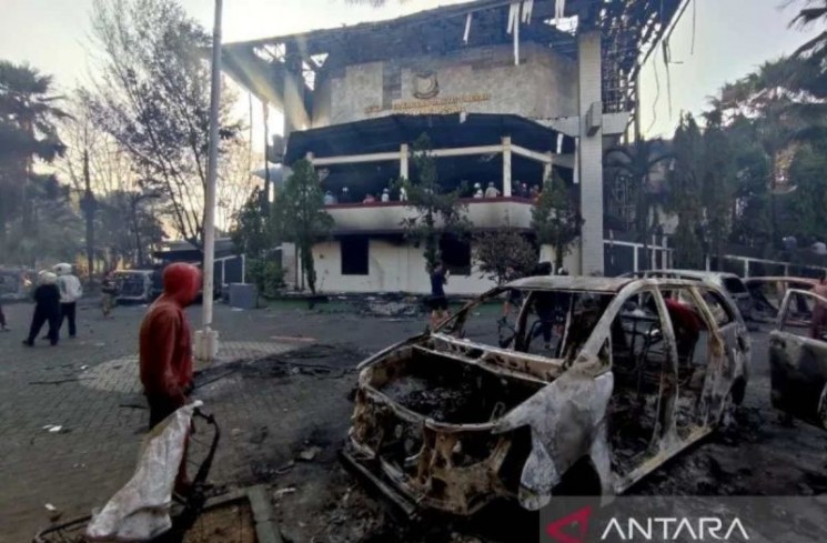 Suasana terkini kondisi Kantor DPRD Kota Makassar usai dibakar massa di Jalan Andi PangeranPettarani Makassar, Sulawesi Selatan, Sabtu (30/8/2025). (ANTARA/Darwin Fatir)