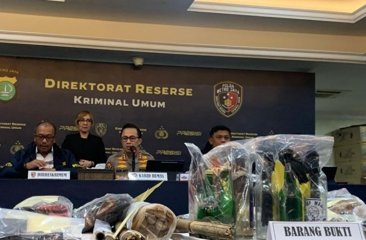 Polda Metro Jaya mengungkap barang bukti kasus anarkis yang terjadi dalam unjuk rasa pada 25 dan 28 Agustus 2025 di Jakarta, Selasa malam (2/9/2025). ANTARA/Mario Sofia Nasution.
