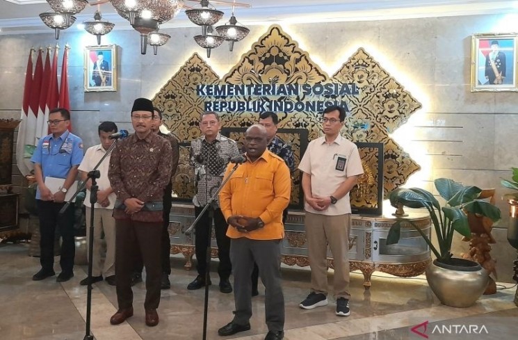 Menteri HAM Natalius Pigai (depan, kanan) bersama Menteri Sosial Saifullah Yusuf (depan, kiri) dalam konferensi pers terkait pemulihan korban demo di Jakarta, Kamis (4/9/2025). ANTARA/Lintang Budiyanti Prameswari.

