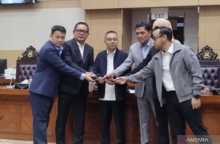 Wakil Ketua DPR RI Sufmi Dasco Ahmad (tengah) menyerahkan palu sidang kepada Wakil Ketua Komisi III DPR RI Rusdi Masse Mappasessu (kedua kiri) yang didampingi oleh Pimpinan Komisi III DPR RI lainnya di kompleks parlemen, Jakarta, Kamis (4/9/2025). ANTARA/Bagus Ahmad Rizaldi
