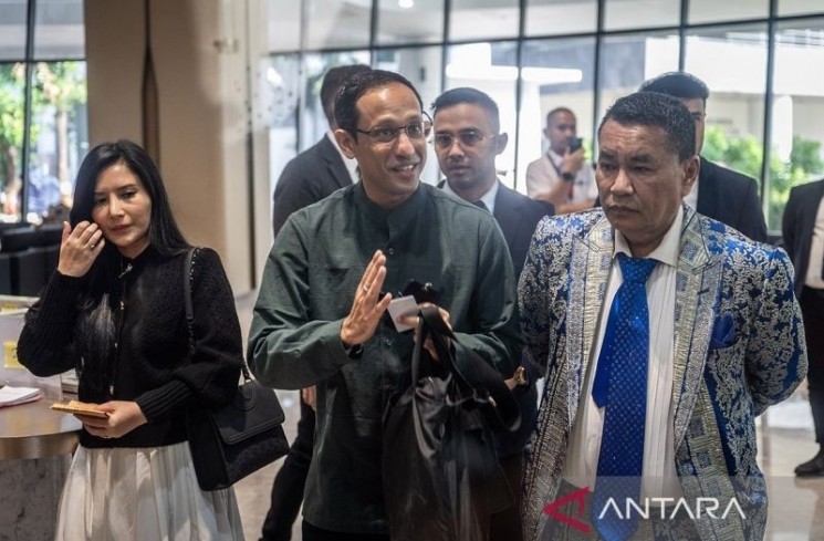 Mantan Menteri Pendidikan, Kebudayaan, Riset dan Teknologi (Mendikbudristek) Nadiem Makarim (ketiga kiri) didampingi kuasa hukum Hotman Paris (kedua kanan) berjalan menuju ruang pemeriksaan di Jampidsus, Kejaksaan Agung, Jakarta, Kamis (4/9/2025). Kejaksaan Agung kembali melakukan pemeriksaan ketiga terhadap Nadiem Makarim sebagai saksi dalam kasus dugaan korupsi pengadaan chromebook di Kemendikbudristek yang menghabiskan anggaran Rp9,9 triliun. ANTARA FOTO/Bayu Pratama S./rwa.
